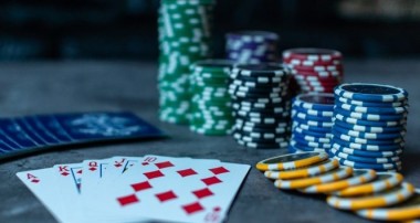 What are the different types of rewards offered by the online casino?